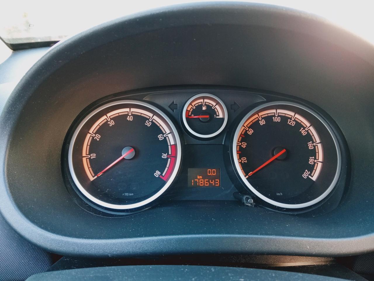 Opel Corsa 1.2 3 porte b-color