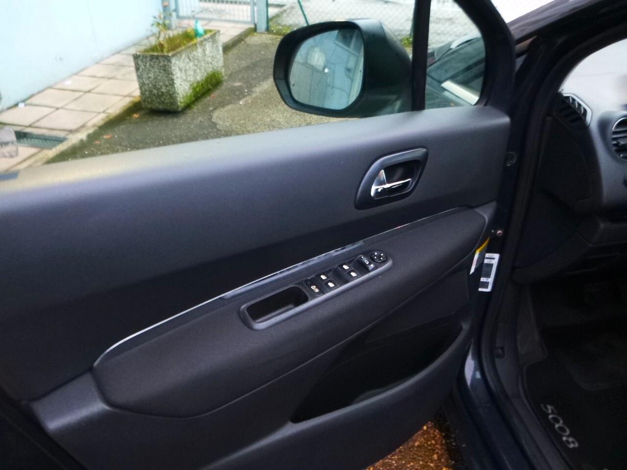 Peugeot 5008 1.6 e-HDi 112CV Stop&Start cambio robotizzato Féline