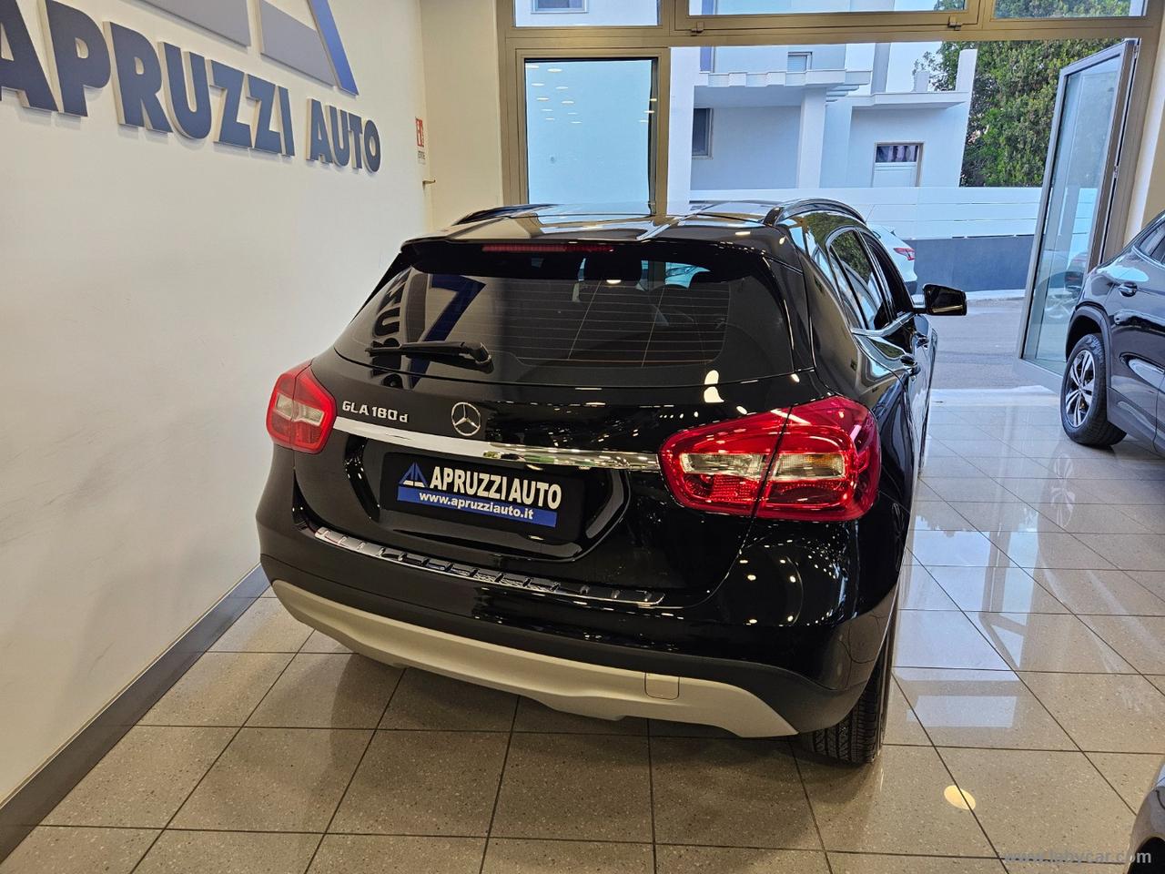 MERCEDES-BENZ GLA 180 d Business