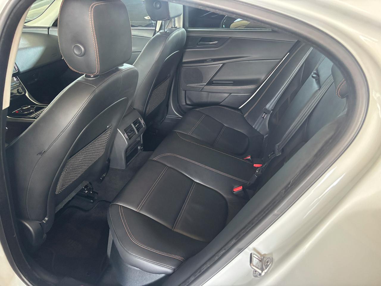 Jaguar XE 2.0 D Turbo 180CV aut. Prestige Business Edition