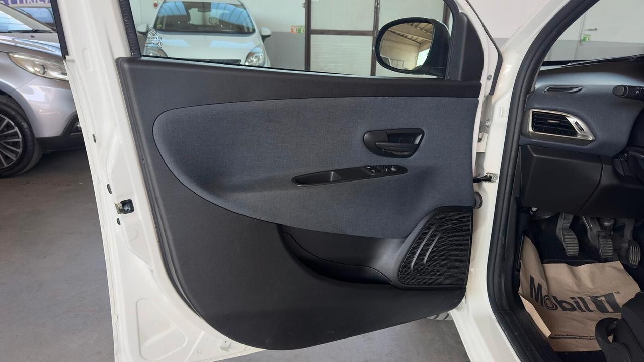 Lancia Ypsilon 1.0 FireFly 5 porte S&S Hybrid Ecochic A. Ferretti