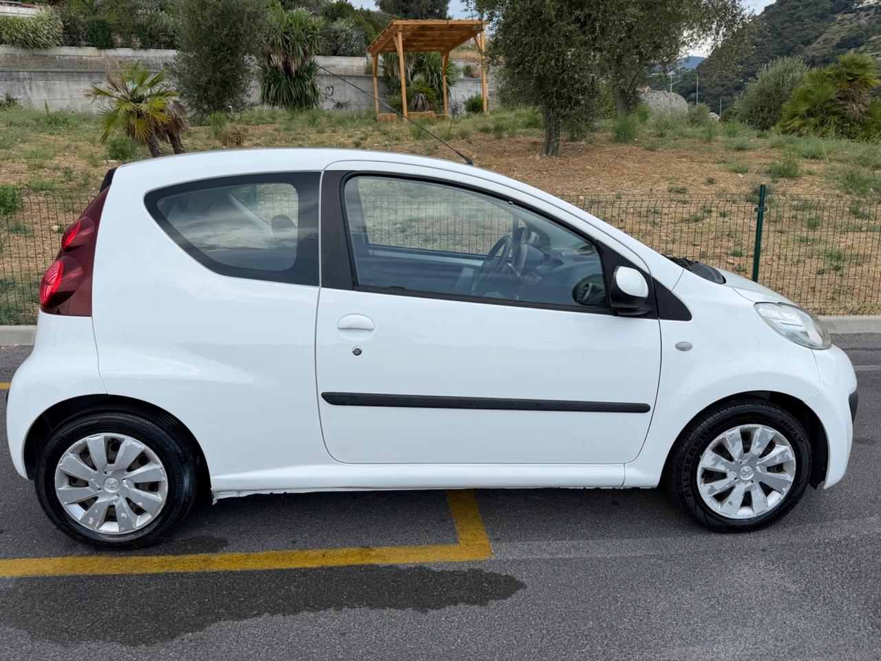Peugeot 107 CON CAMBIO AUTOMATICO NEOPATENTATI