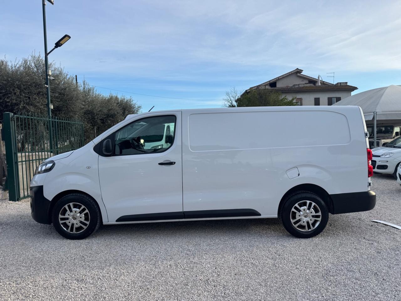 Opel Vivaro passo lungo trasporto farmaci HACCP