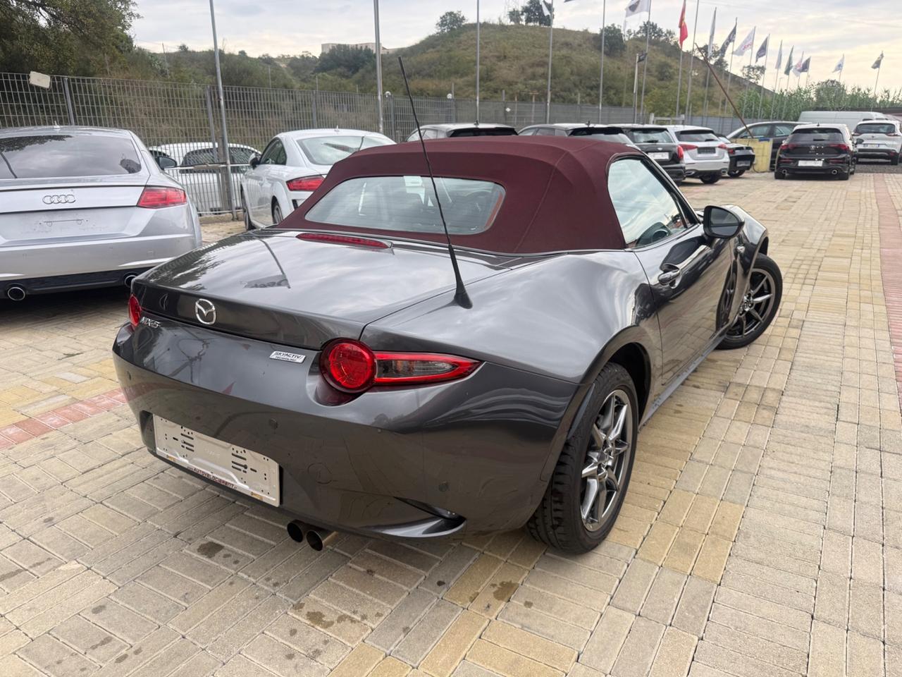 MX-5 1.5 SAKURA | CAPOTE BORDEAUX | PELLE BEIGE | BOSE | FULL LED | 17” | PRONTA CONSEGNA