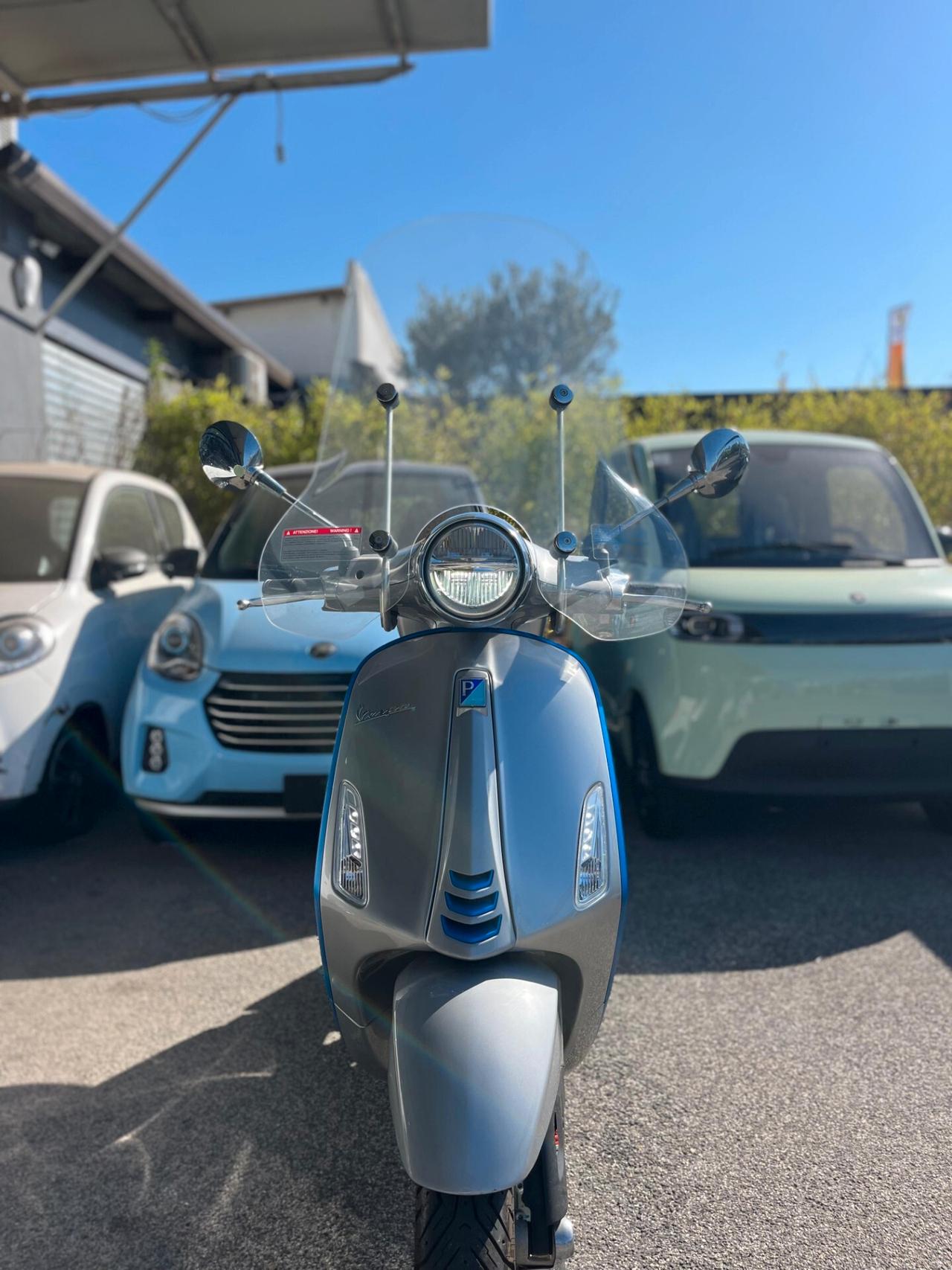 Vespa Primavera Elettrica 70 full electric con bauletto e parabrezza