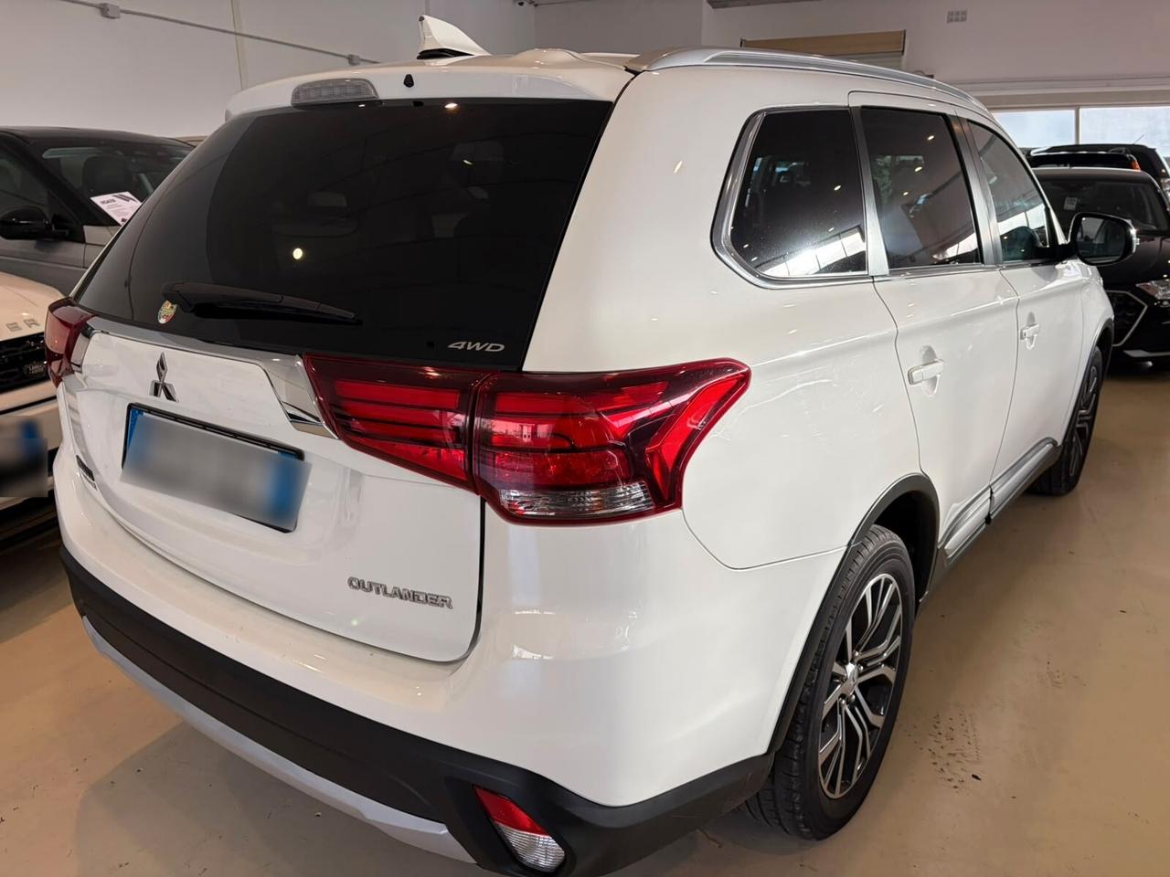 Mitsubishi Outlander 2.2 DI-D 4WD Instyle Plus SDA 7 posti