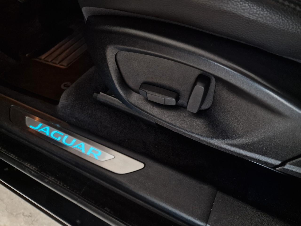 Jaguar E-Pace 2.0d 180 AWD TETTO