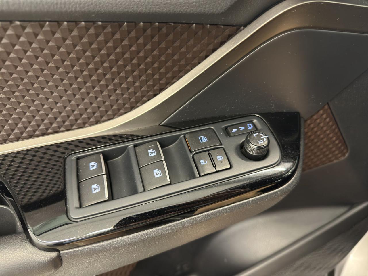 Toyota C-HR 1.8h Lounge 2wd e-cvt my18