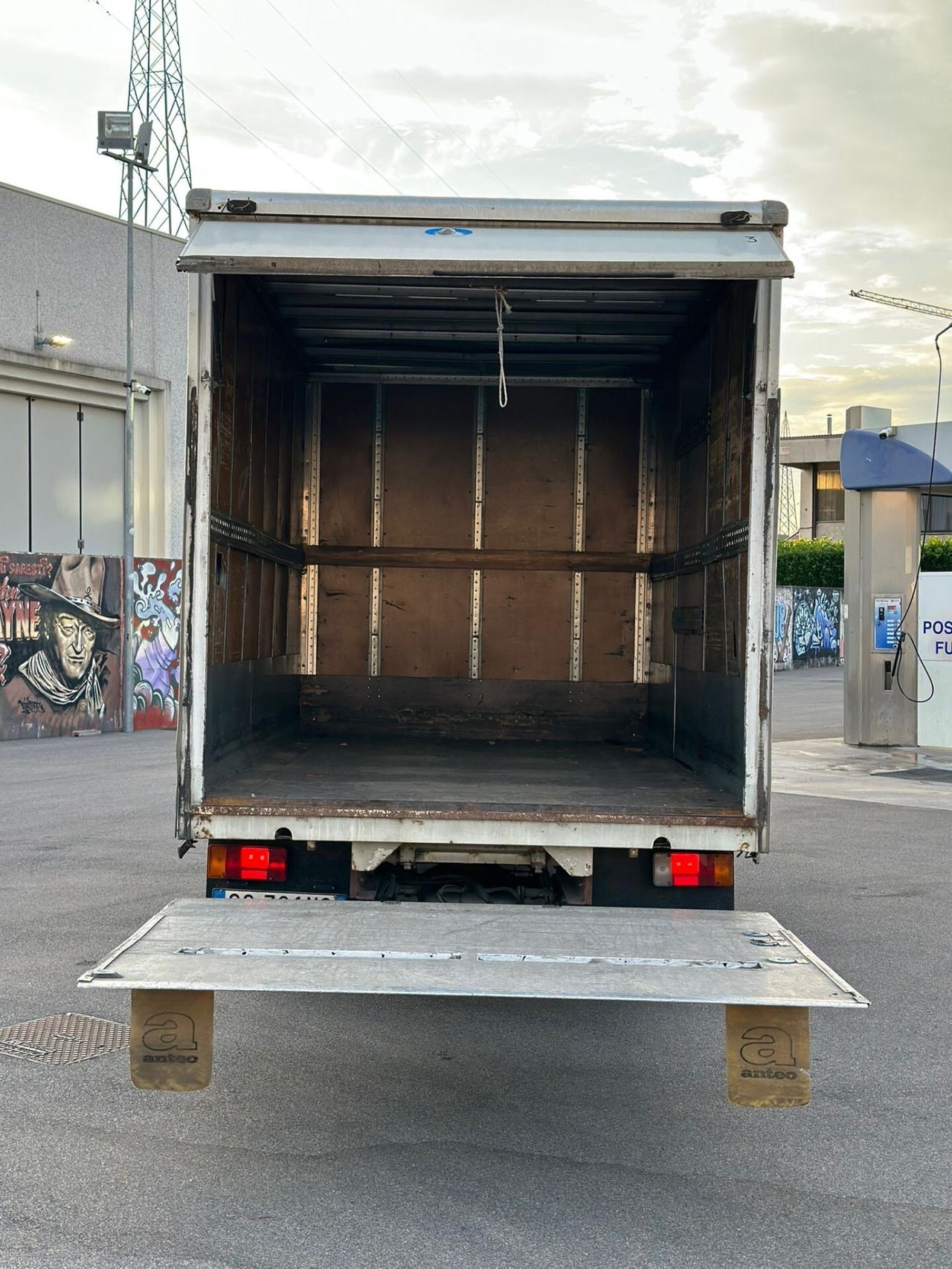 IVECO CON PEDANA IDRAULICA