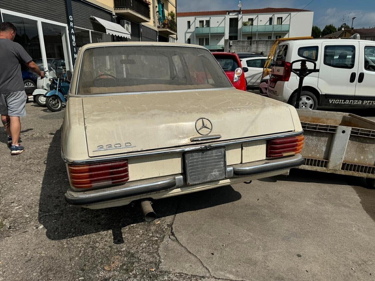 Mercedes-benz 200 Mercedes-Benz 200 D (W115) – Anno 1972