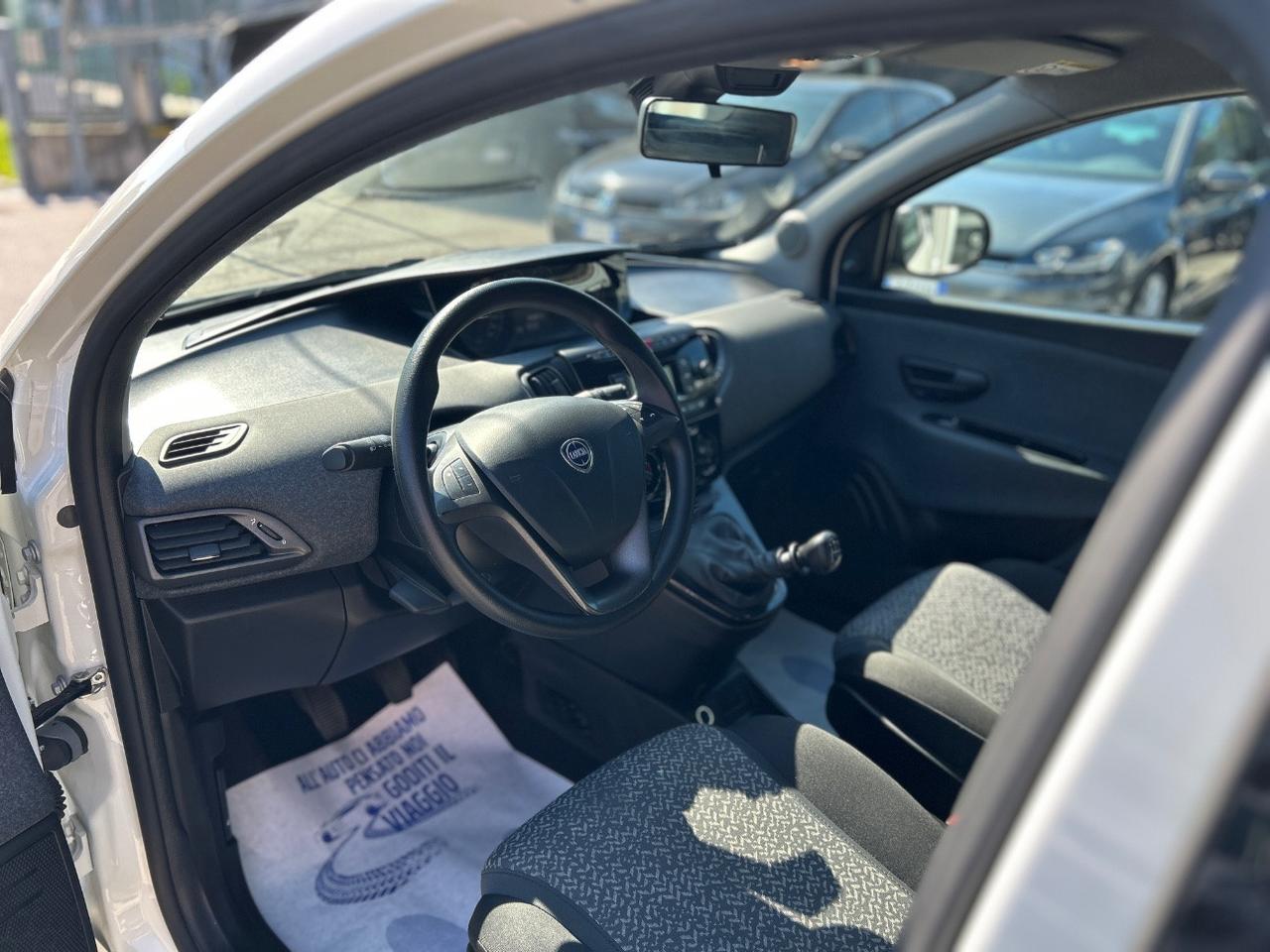 Lancia Ypsilon 1.0 firefly hybrid Silver s&s 70cv