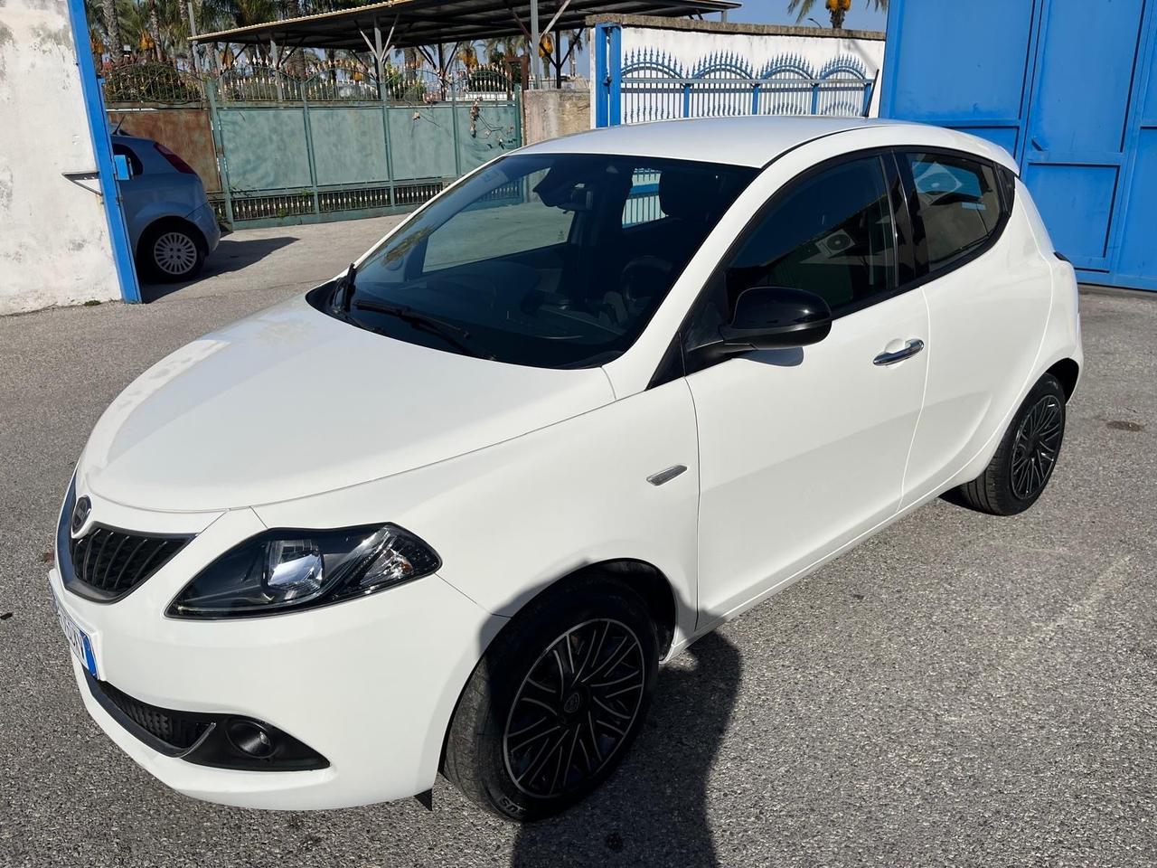 Lancia y 1.0 hybrid- 69 cv -km 69000-06/2022