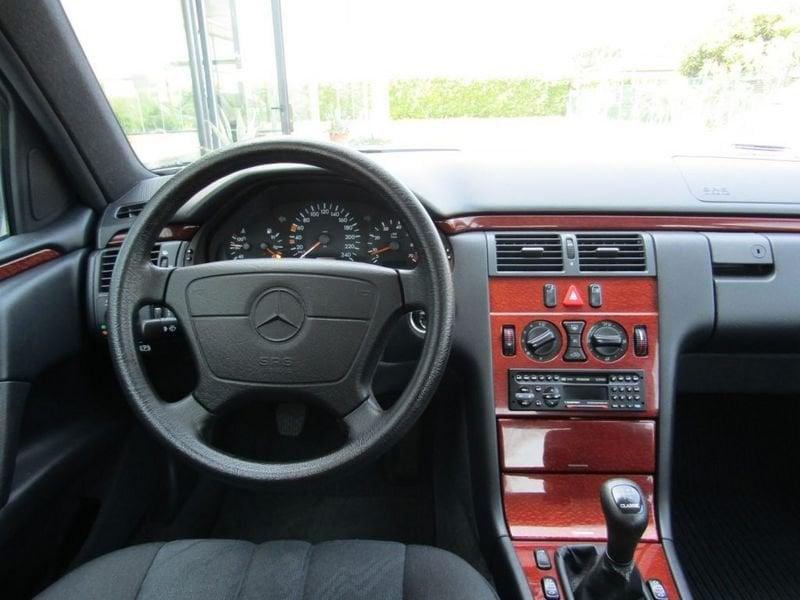 Mercedes-Benz Classe E E 200 cat Classic QUATTRO FARI - UNICO PROPRIETARIO