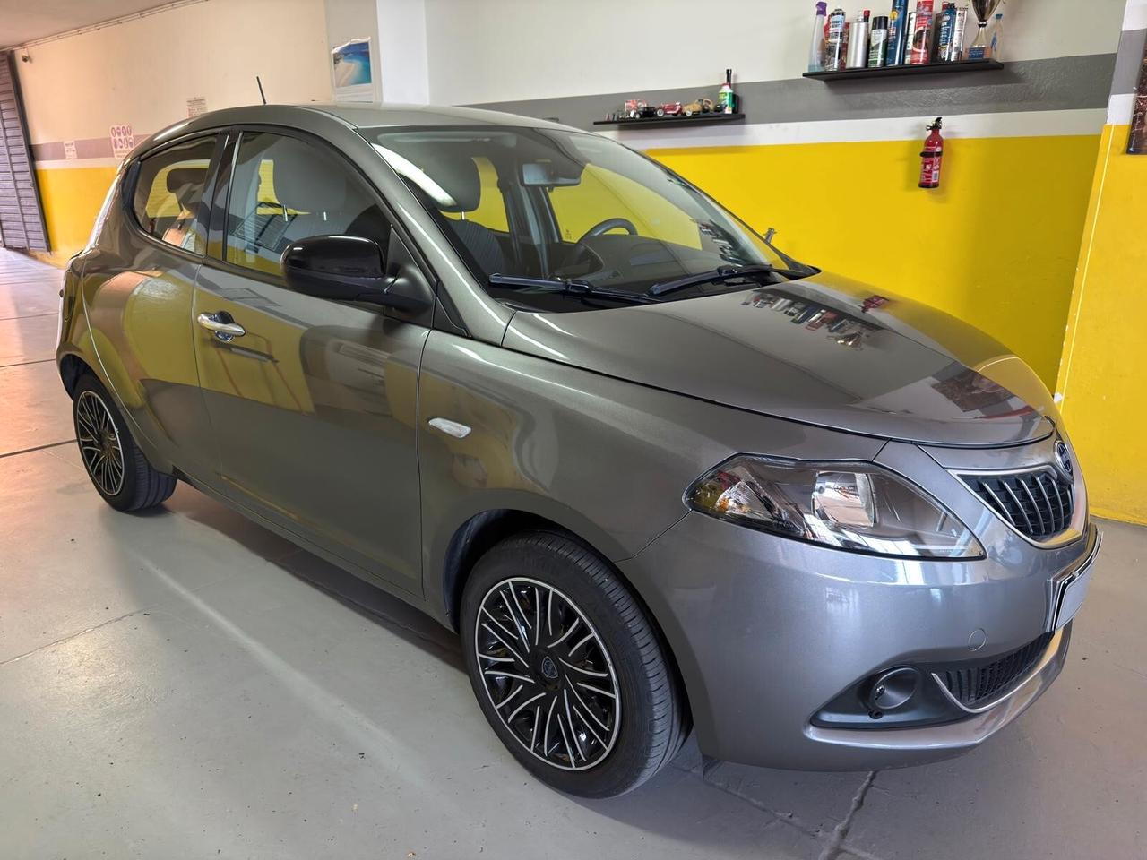 Lancia Ypsilon 1.0 FireFly 5 porte S&S Hybrid Ecochic Silver