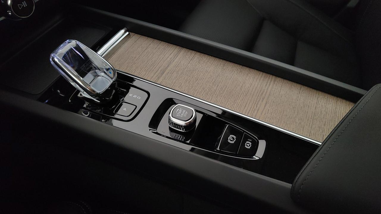 VOLVO XC60 2.0 b5 mhev Ultra Dark awd auto