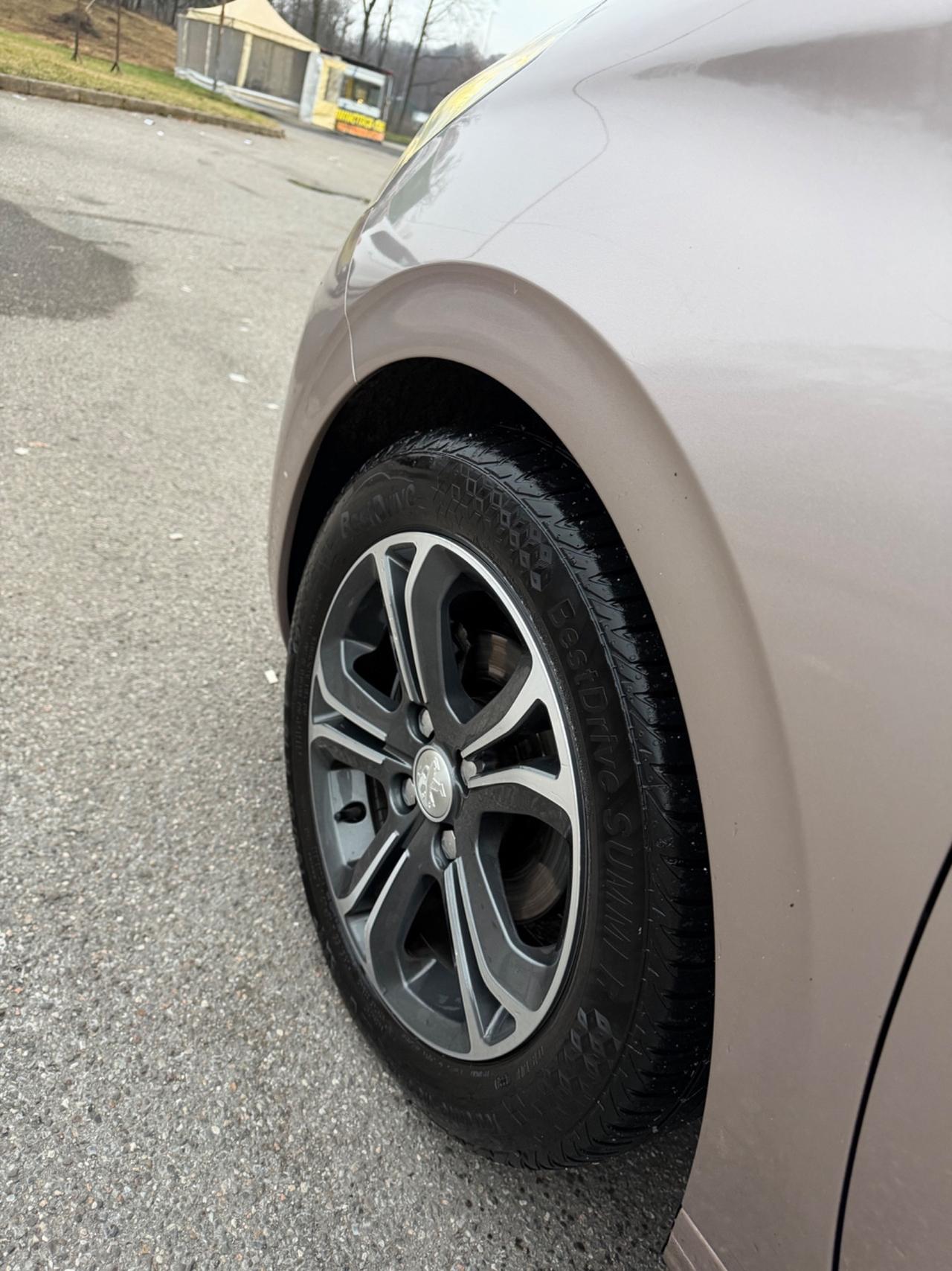 Peugeot 208 PureTech 82 5 porte Allure