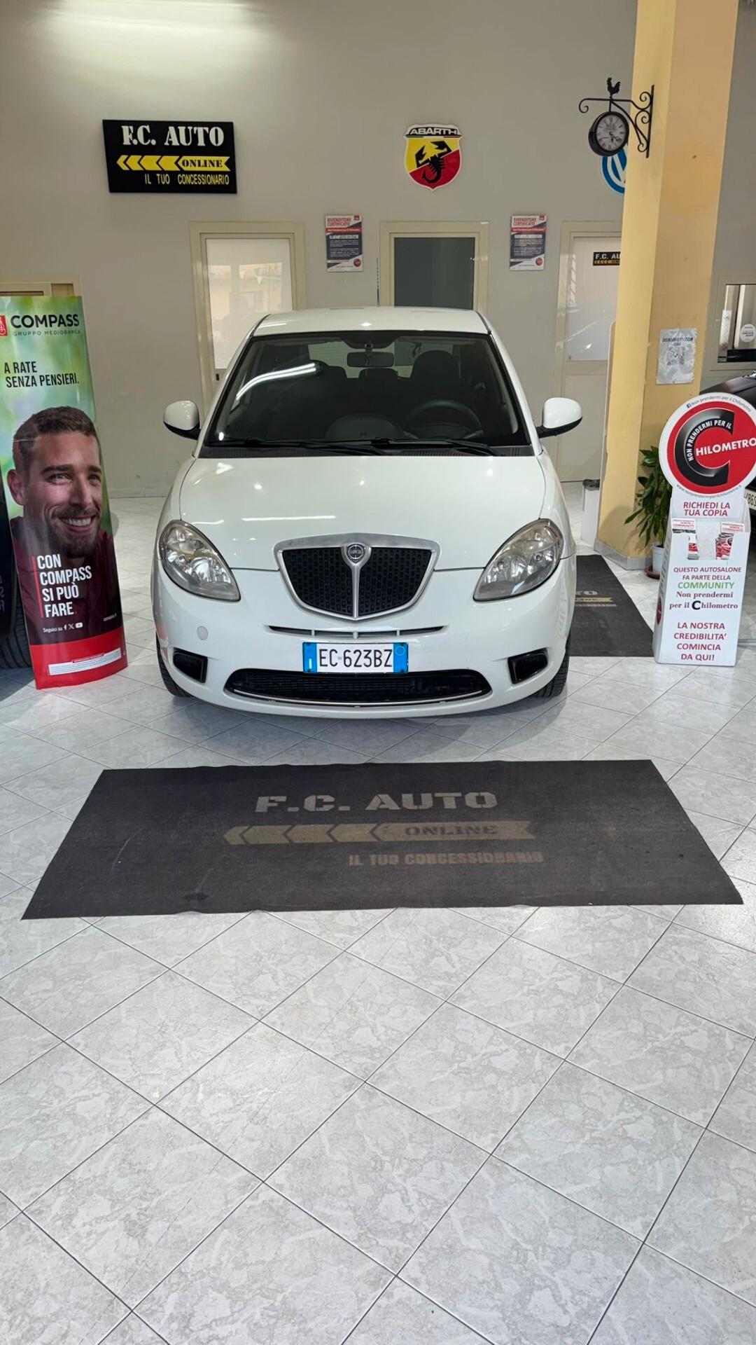 Lancia Ypsilon 1.3 MJT 75 CV Versus