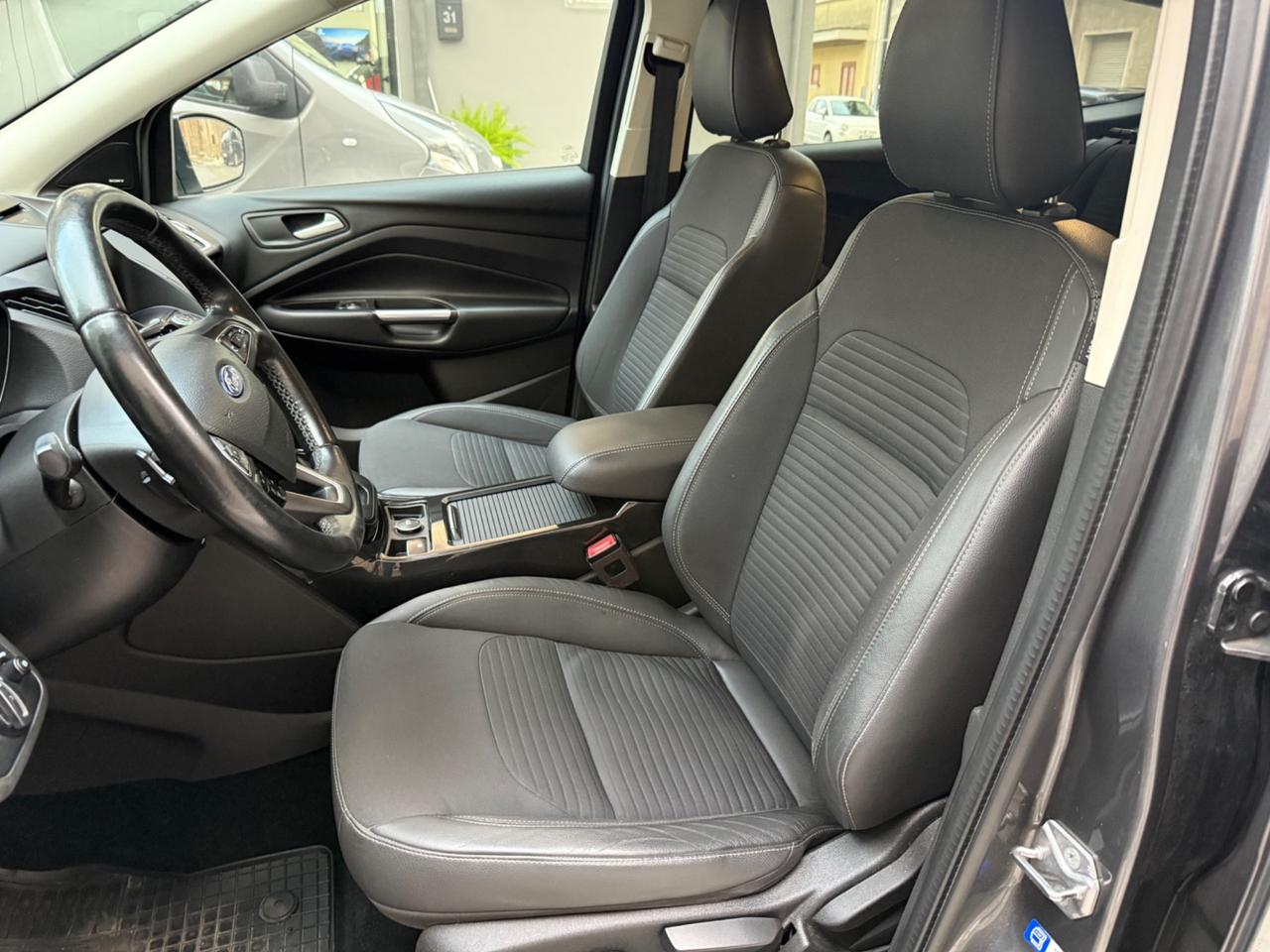 Ford Kuga 1.5 TDCI 120 CV S&S 2WD Powershift Titanium