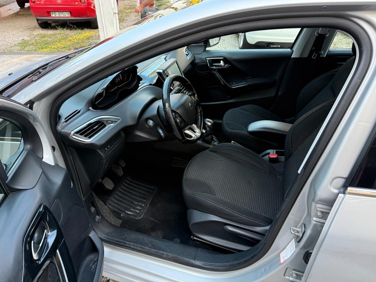 Peugeot 208 BlueHDi 100 5 porte Allure per neopatentati