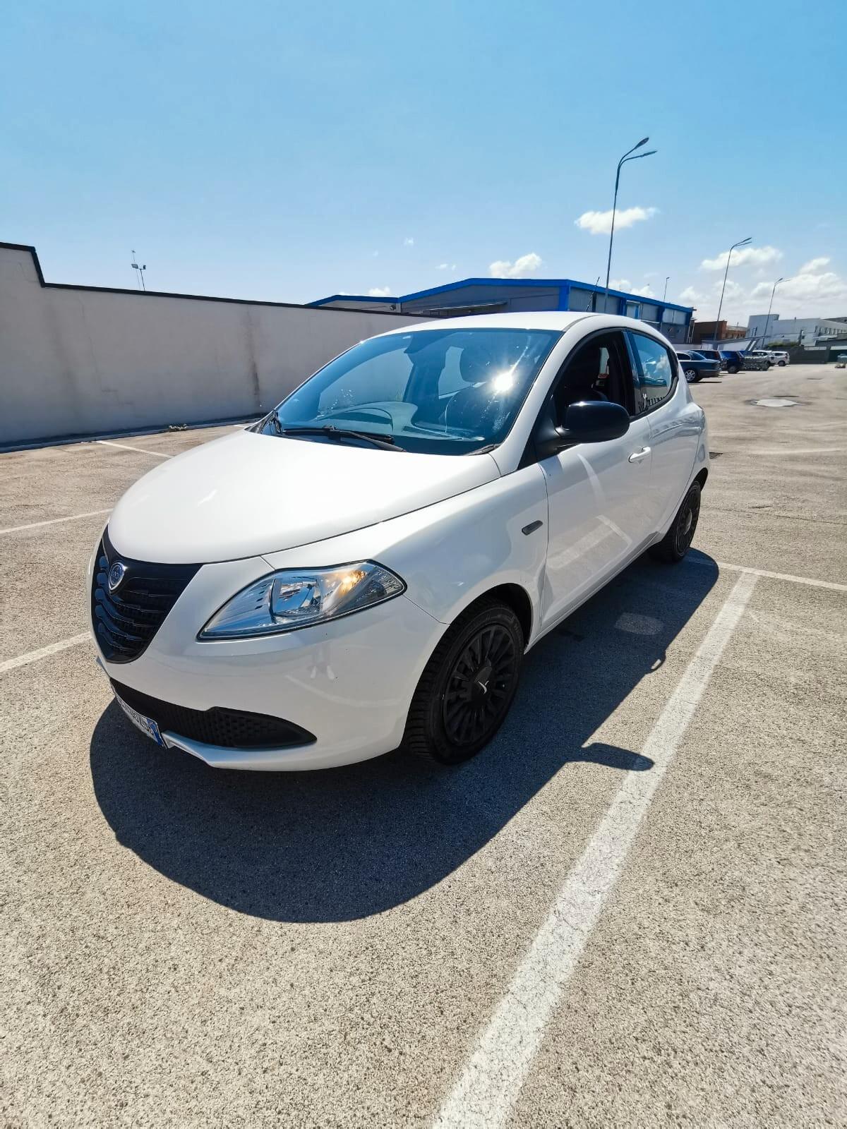 Lancia Ypsilon 1.2 69 CV 5P. GPL Ecochic Silver