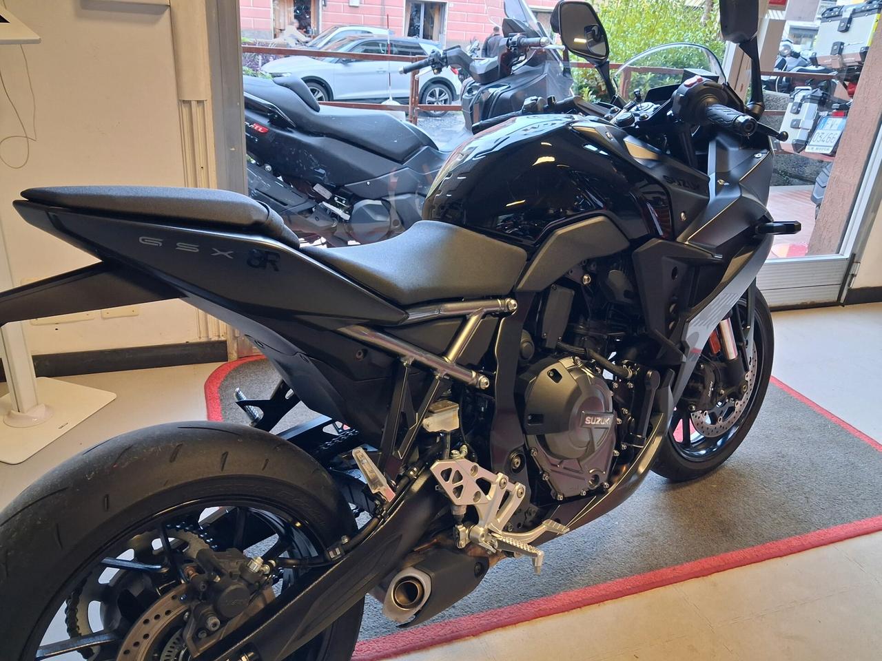Suzuki GSX-8R R