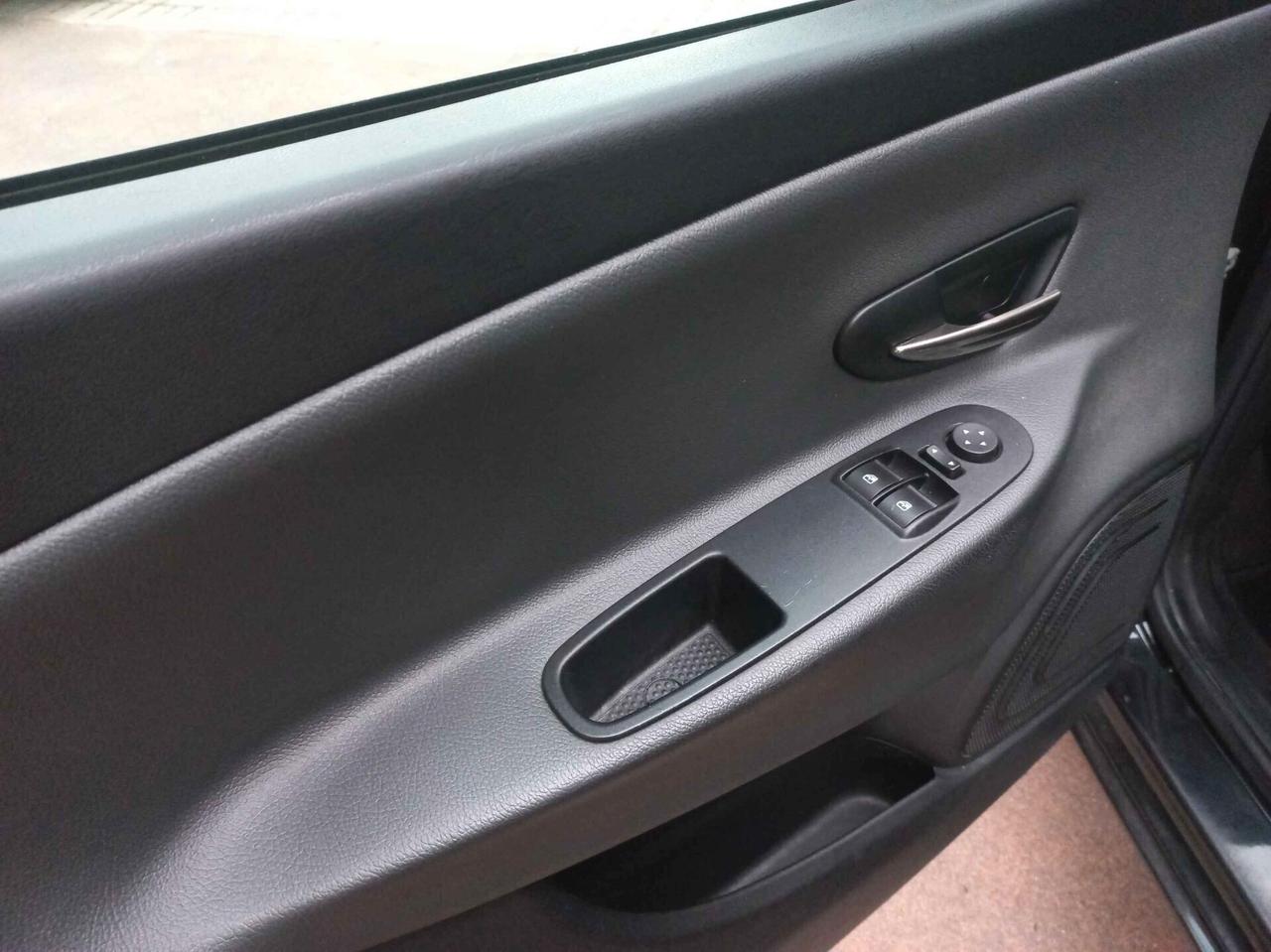 Lancia Ypsilon 1.3 MJT 16V 95 CV 5 porte S&S Silver