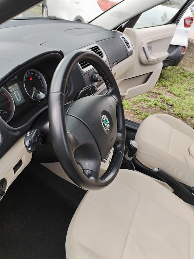 Skoda Roomster 1.4 16V Sport 90000km tetto panoramico consegna con manutenzioni fatte