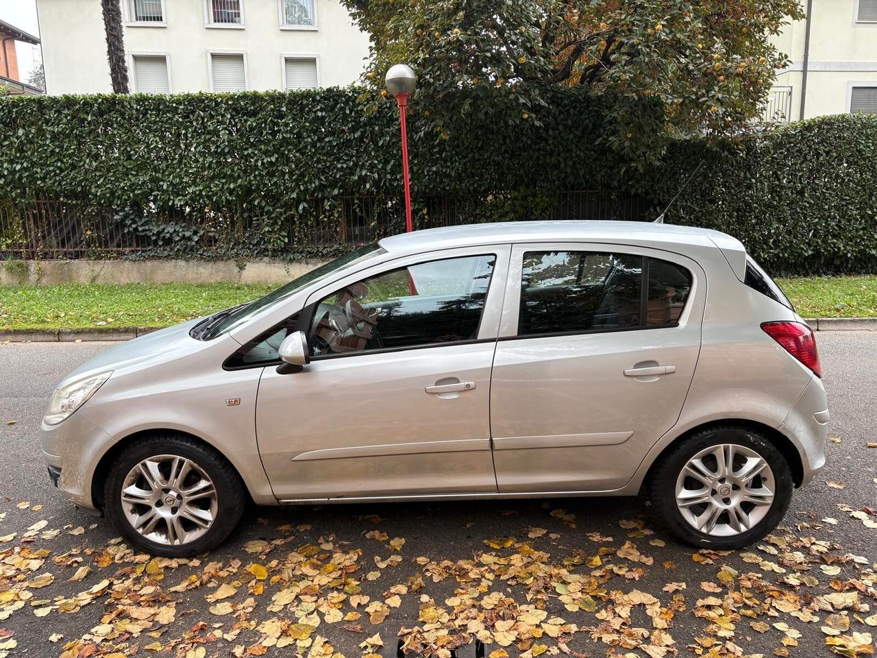 Opel Corsa 1.2 5 porte Cosmo benzina