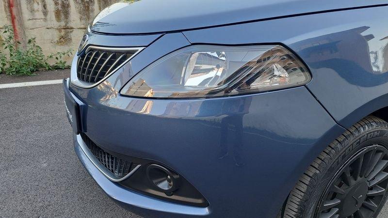 Lancia Ypsilon 1.0 FireFly Hybrid Silver