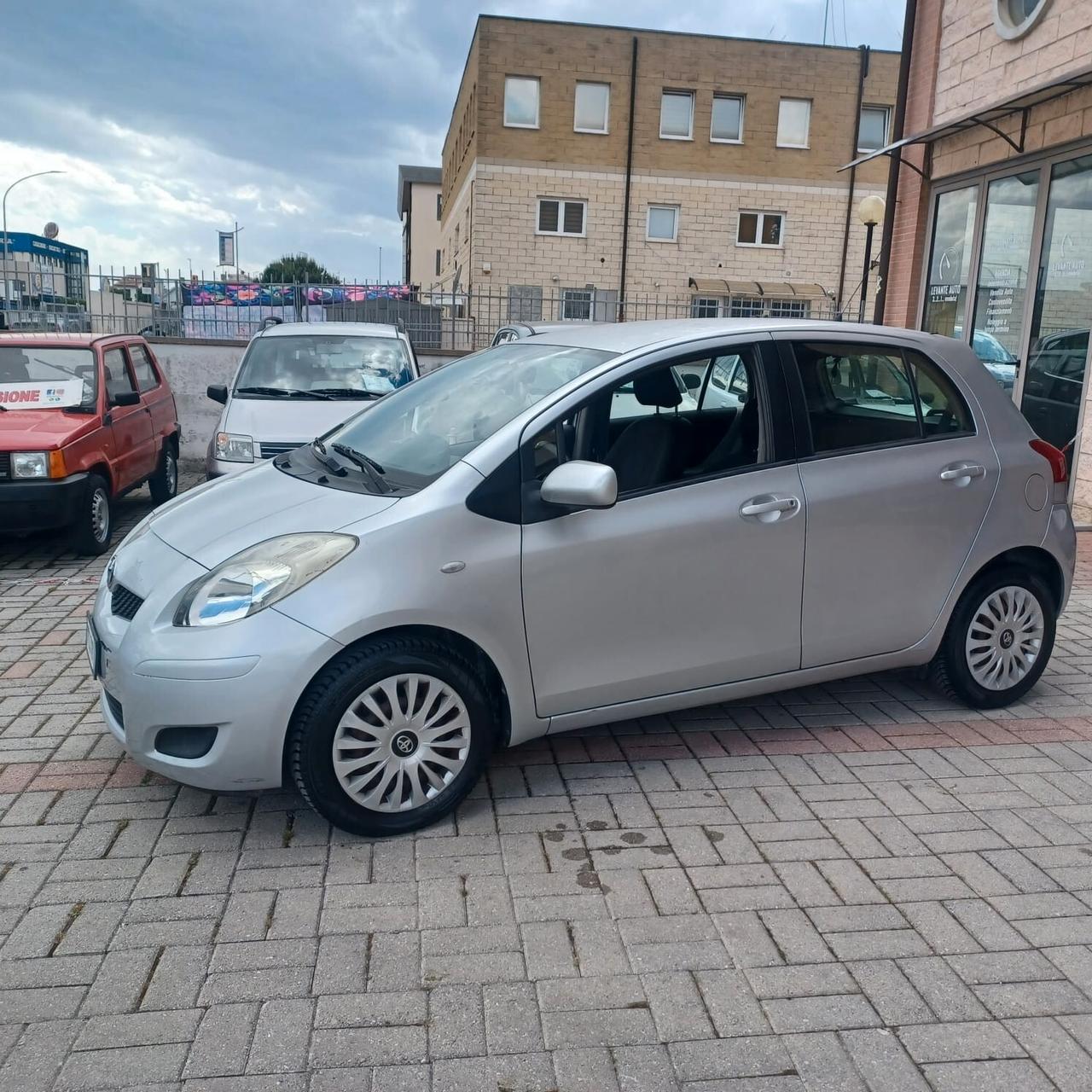NEOPATENTATI YARIS 1.0 5 PORTE BEN CONSERVATA