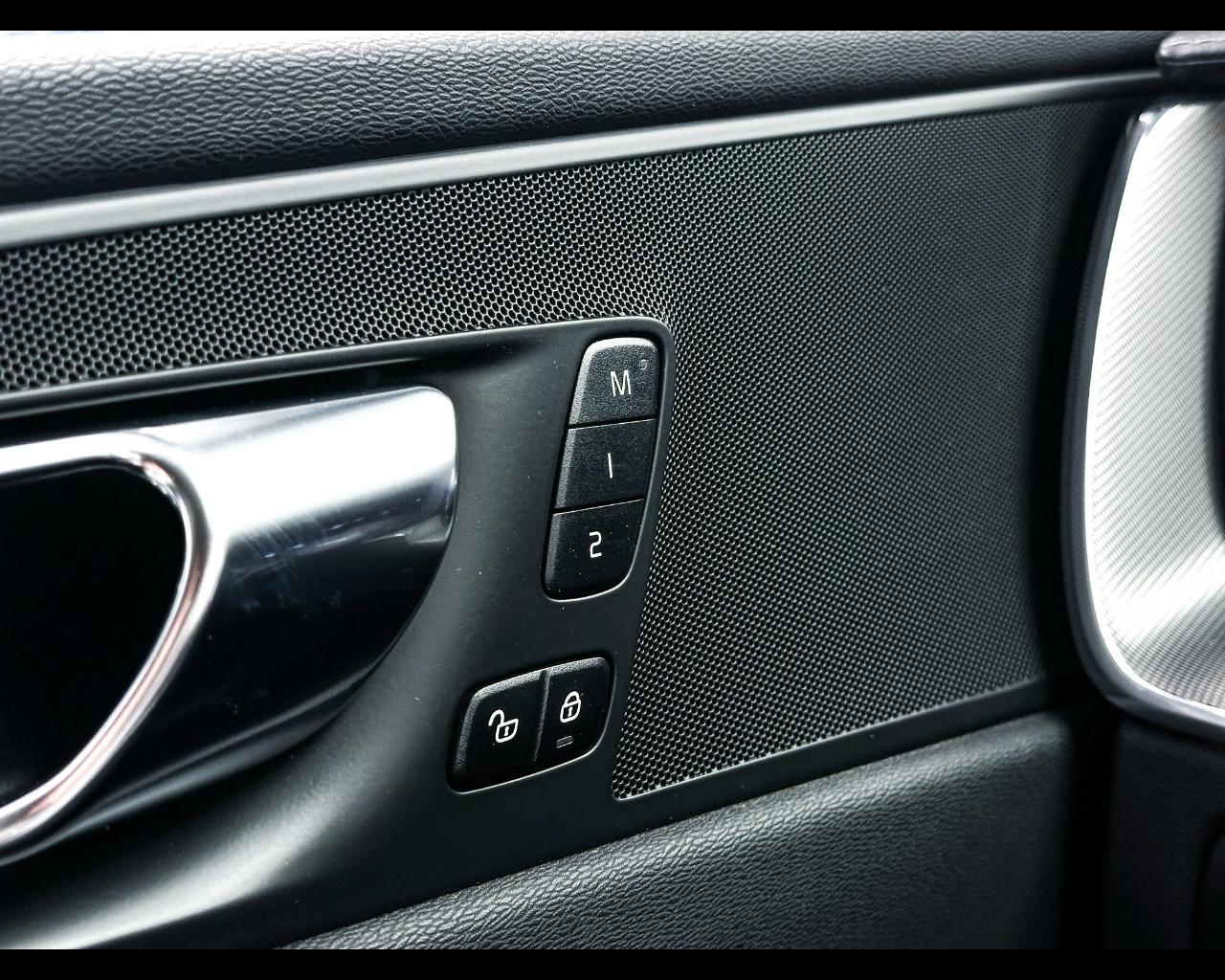 VOLVO XC60 (2017--->) - XC60 B4 (d) AWD Geartronic Inscription