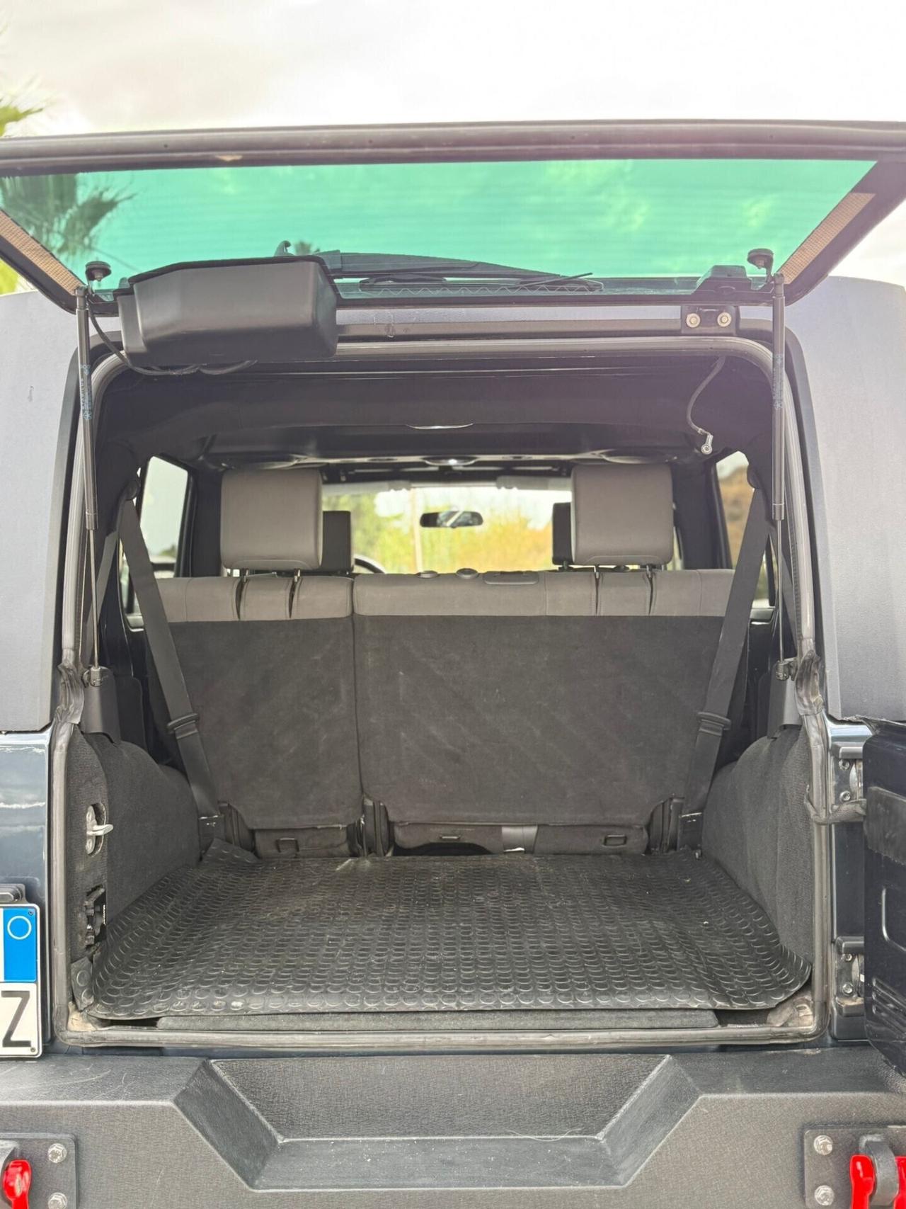 Jeep Wrangler Unlimited 2.8 CRD DPF Sahara Auto