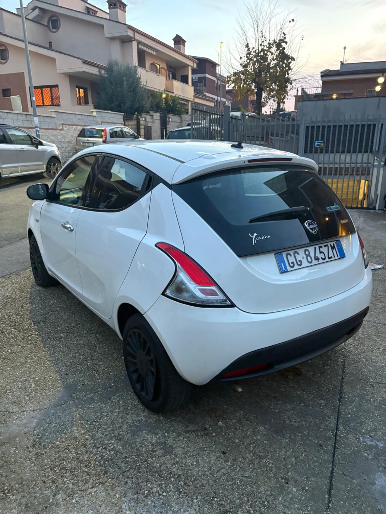Lancia Ypsilon 1.0 FireFly 5 porte S&S Hybrid Ecochic Silver