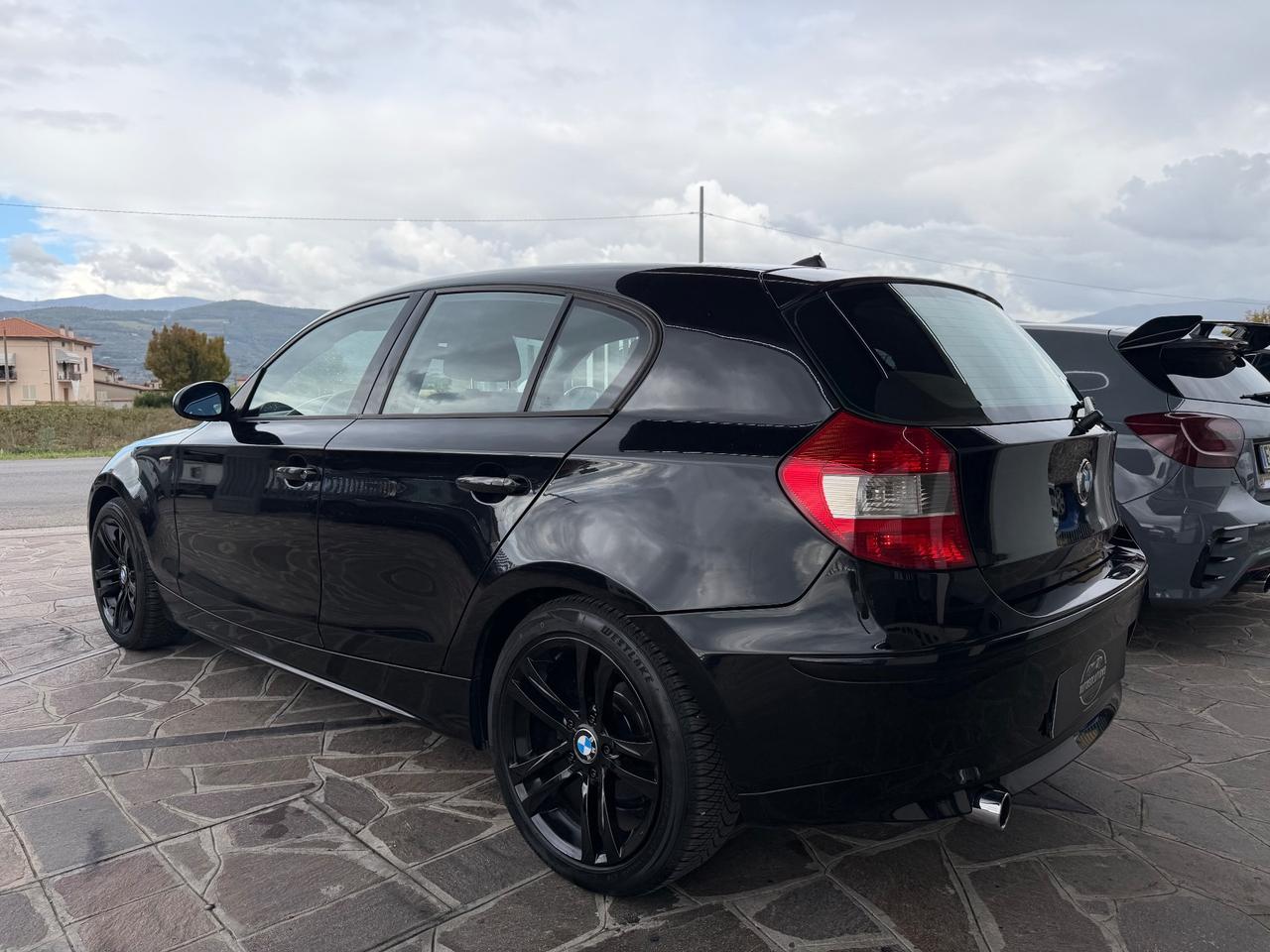 BMW 116i Futura 116cv Total Black okneopatentati