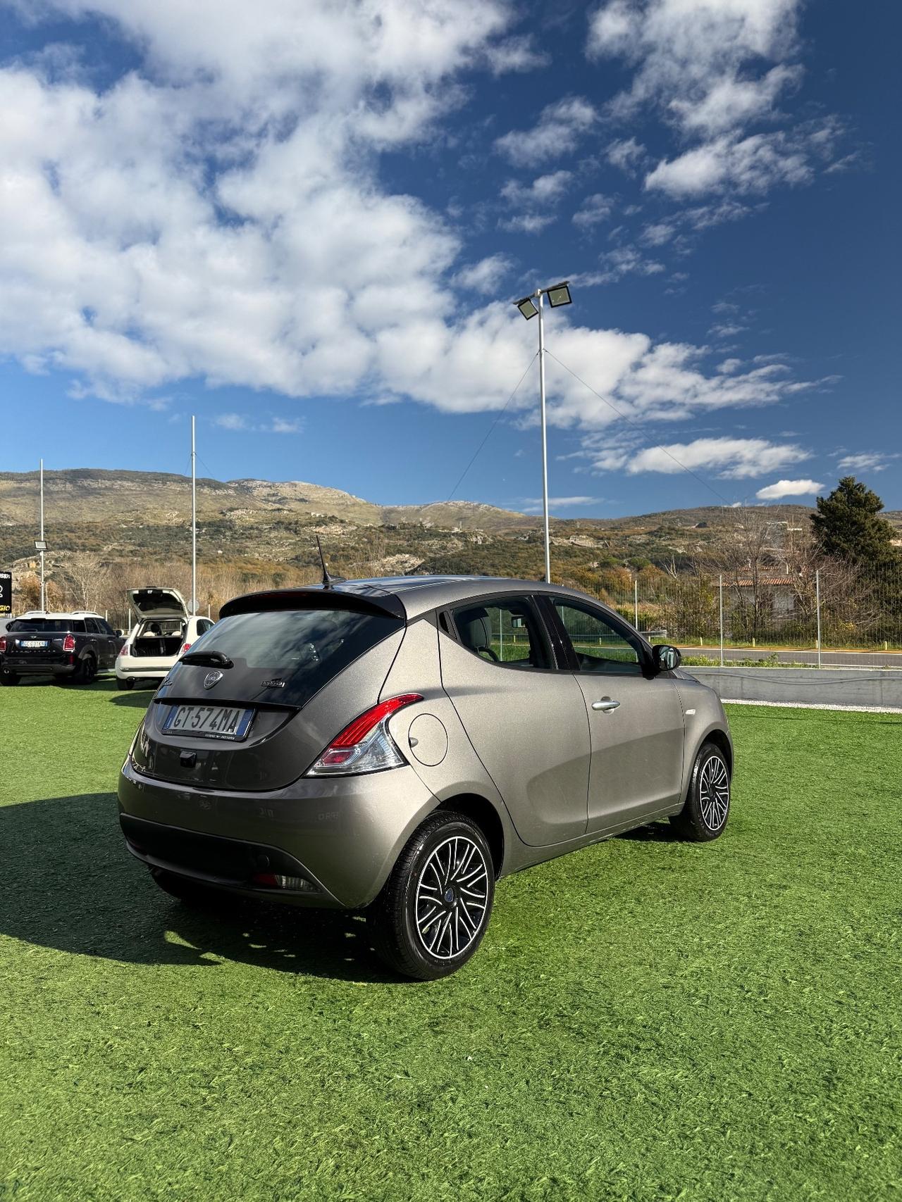 Lancia Ypsilon 1.0 5 porte Hybrid Gold