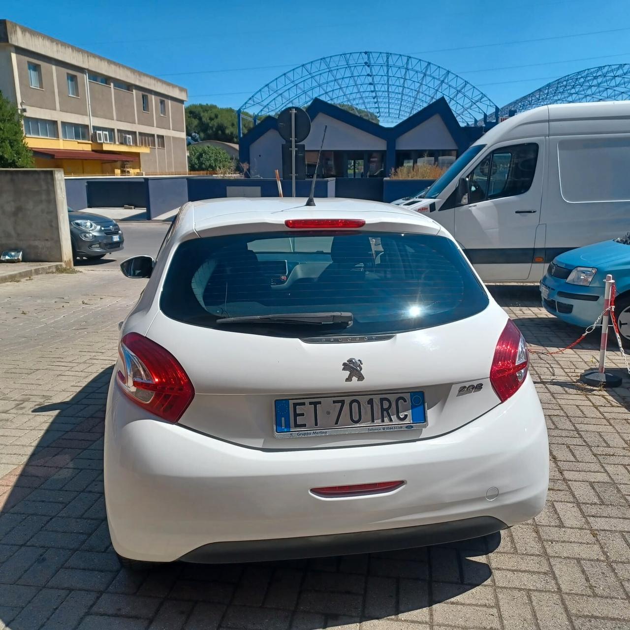 SEMBRA NUOVA PEUGEOT 208 1.4 GPL DI FABBRICA