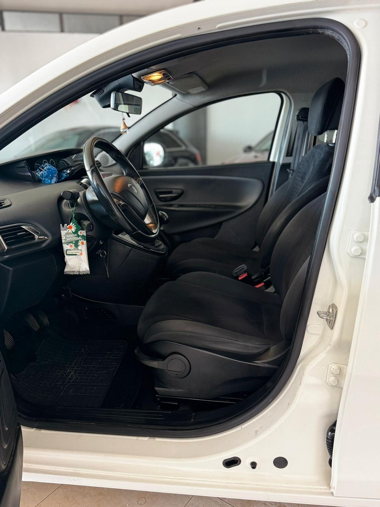 Lancia Ypsilon 1.2 69 CV 5 porte S&S Platinum