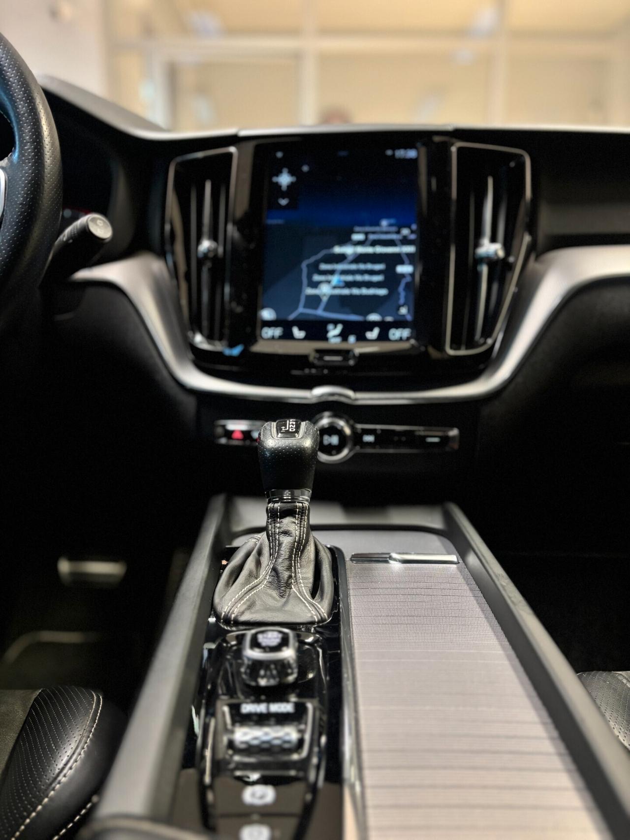 Volvo XC60 2.0 D4 R-design TAGLIANDI CERTIFICATI