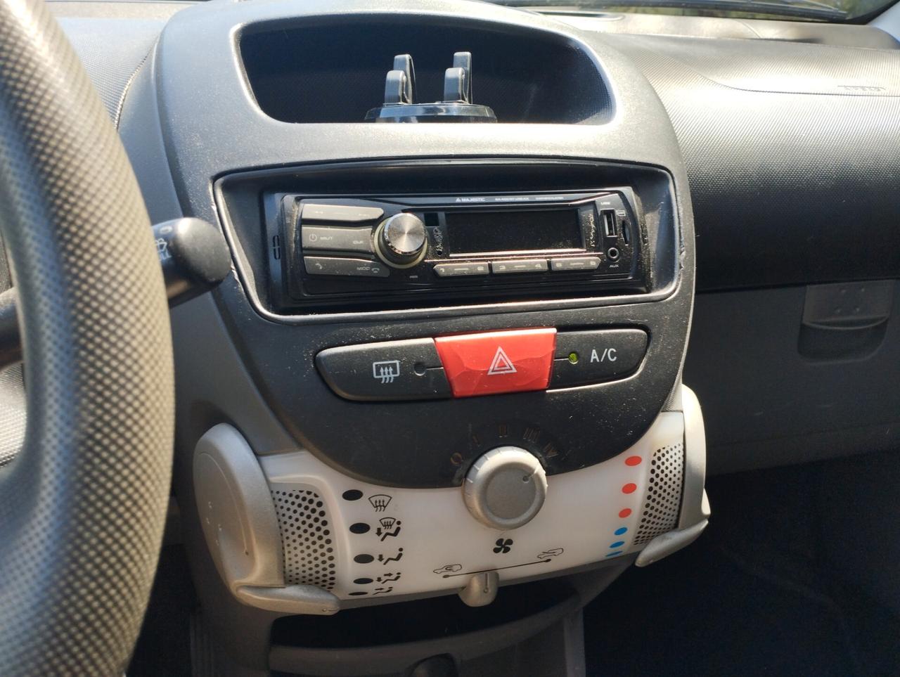 Toyota Aygo 1.0 12V VVT-i 5 porte Sol Connect Red Edition
