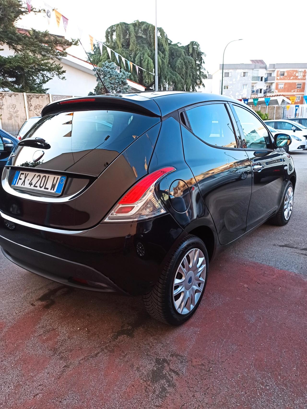 Lancia Ypsilon 1.2 69 CV 5 porte S&S Silver