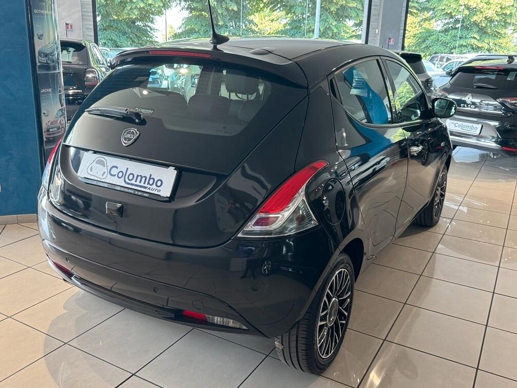 Lancia Ypsilon 1.0 firefly hybrid Platino App Conn Cam 15" Neopat