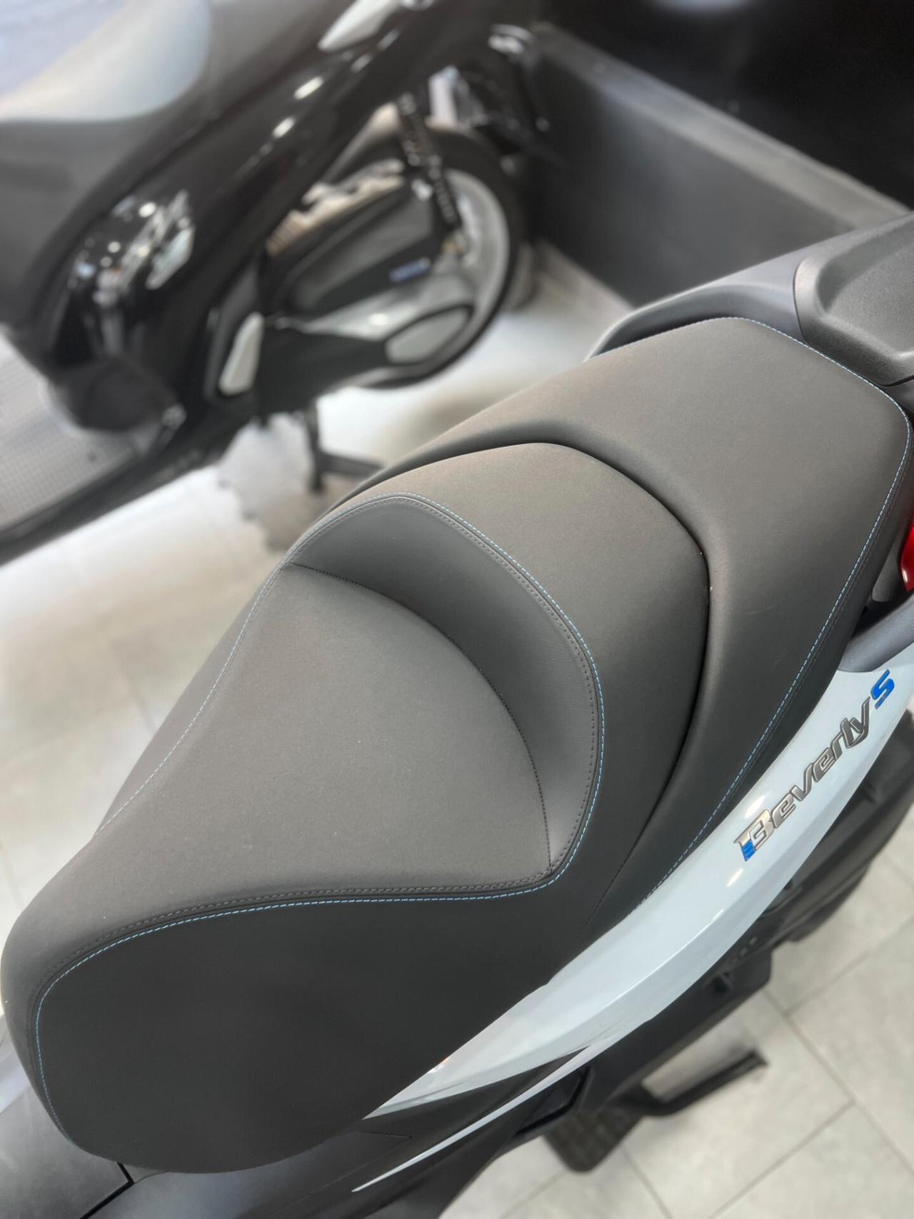 Piaggio Beverly 400 S HPE SOLO 1900KM - 2025