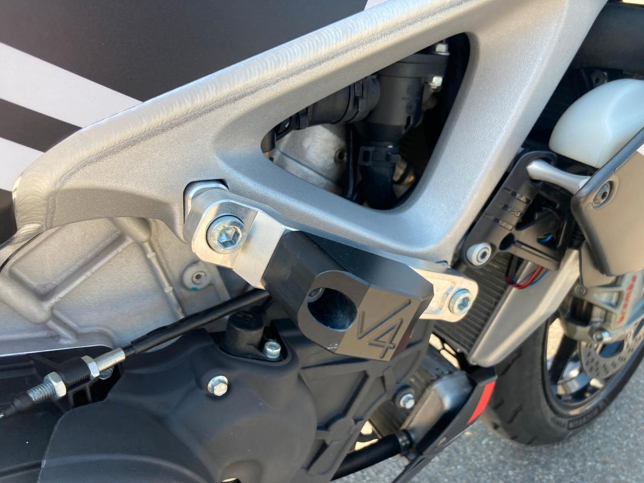Aprilia Tuono V4 1100 factory accessoriata sospensioni elettroniche