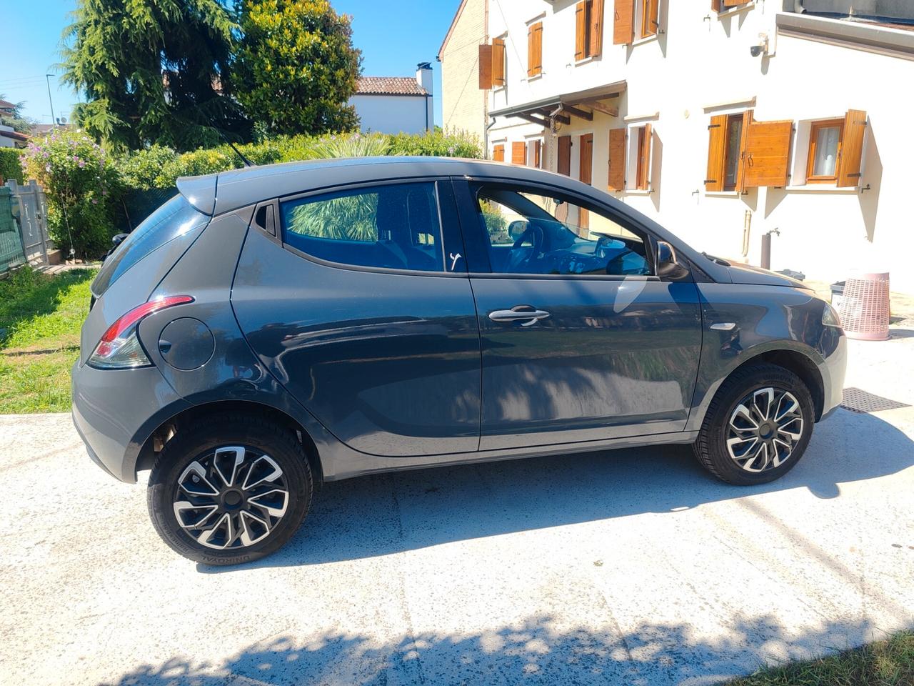 Lancia Ypsilon 0.9 TwinAir 85 CV 5 porte Metano 2015