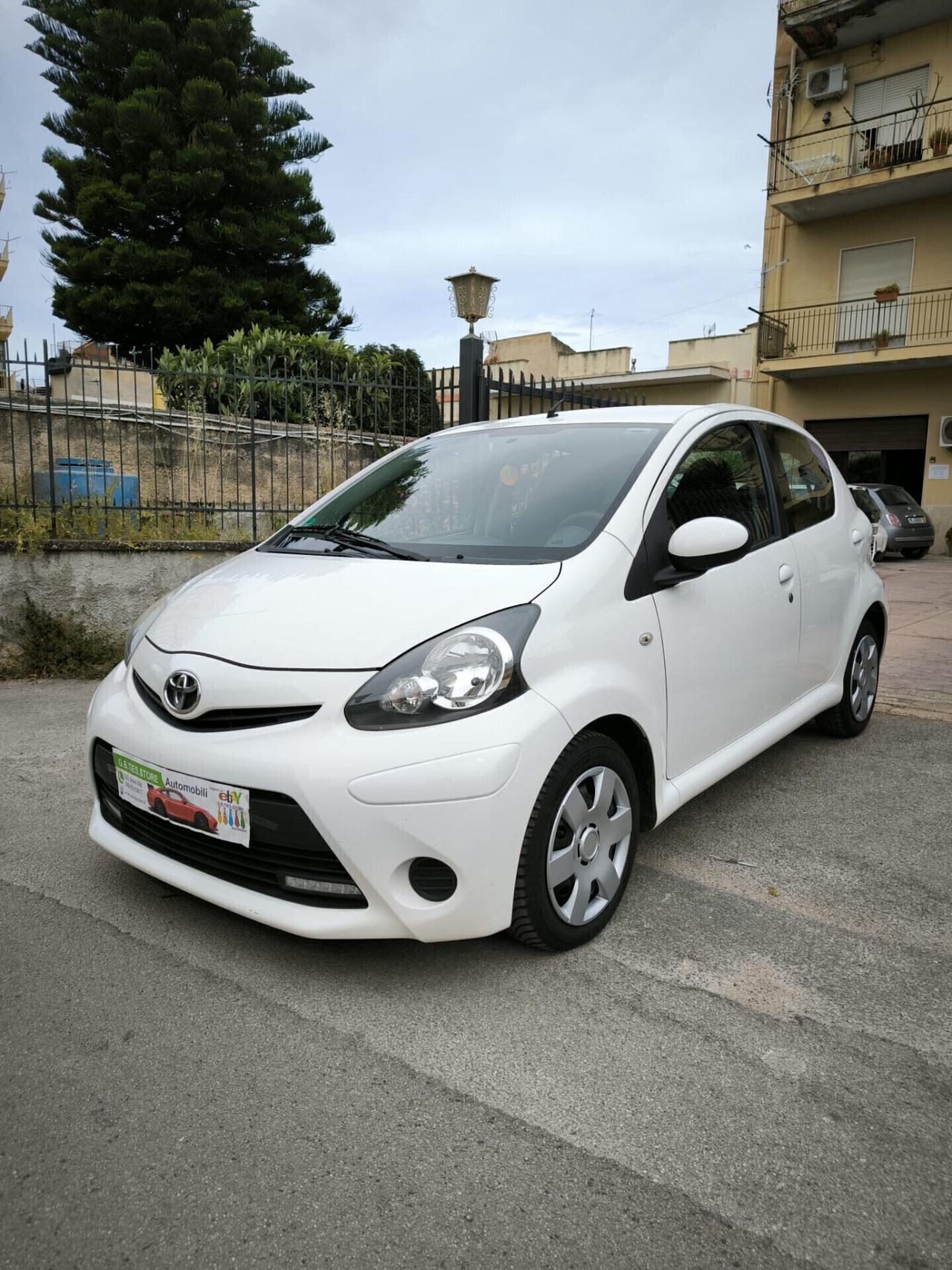 Toyota Aygo 1.0 12V VVT-i 5 porte Active Connect 2013