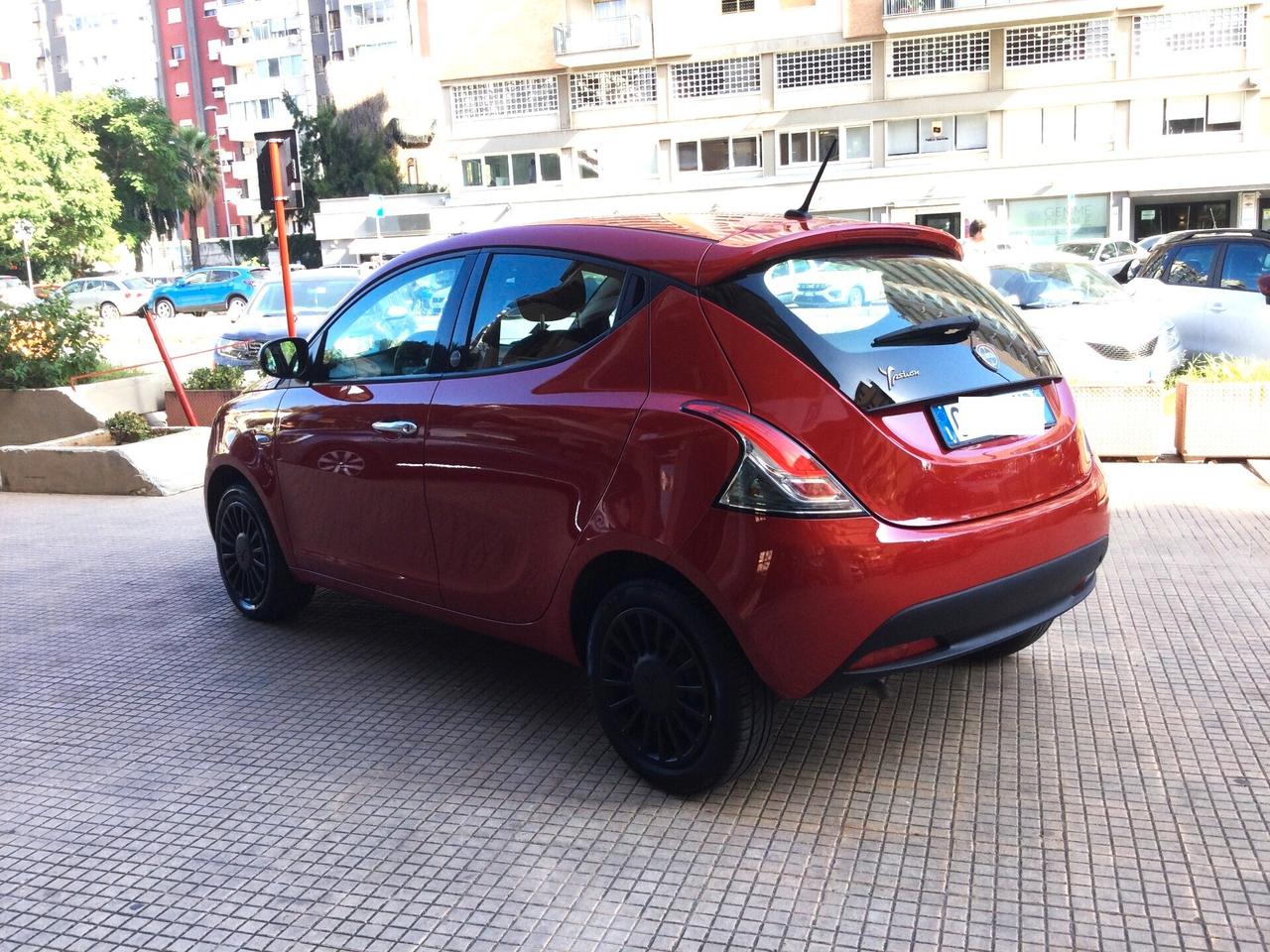 Lancia Ypsilon 1.0 FireFly 5 porte S&S Hybrid Ecochic Silver