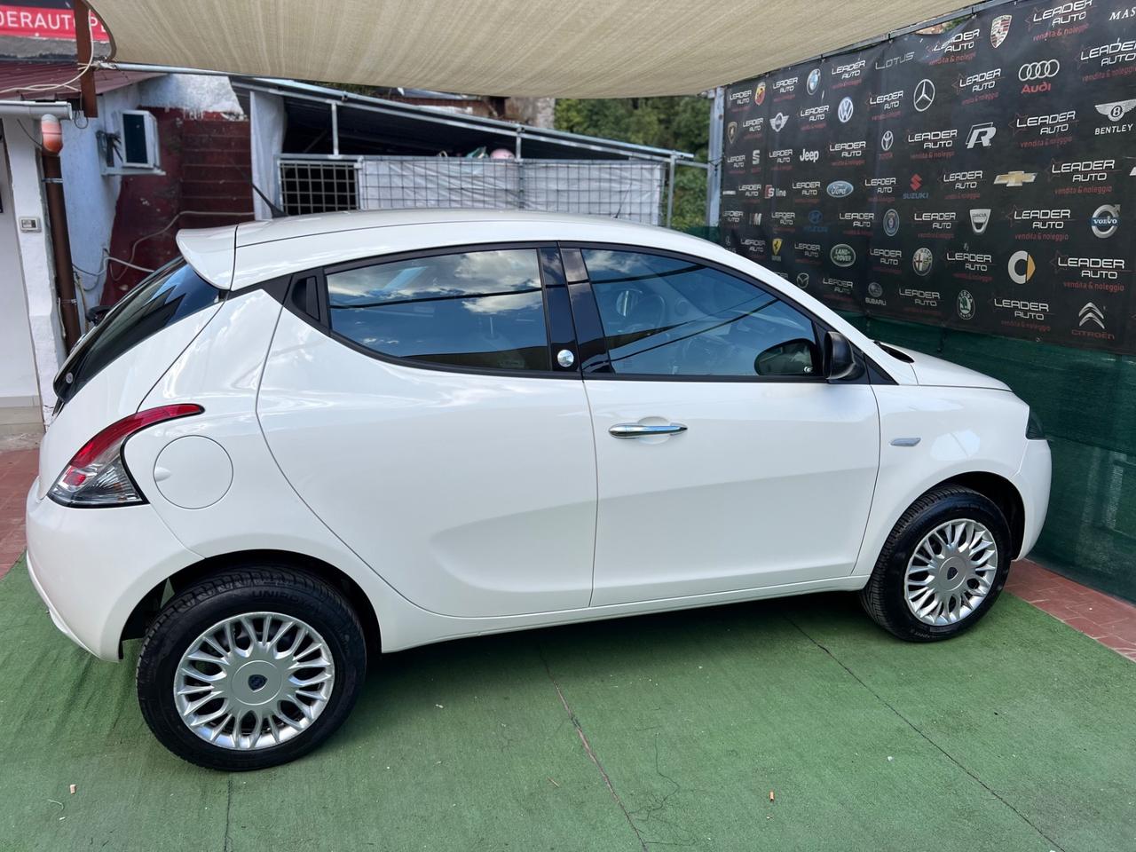 Lancia Ypsilon 0.9 TwinAir 80 CV 5 porte Metano Ecochic Silver