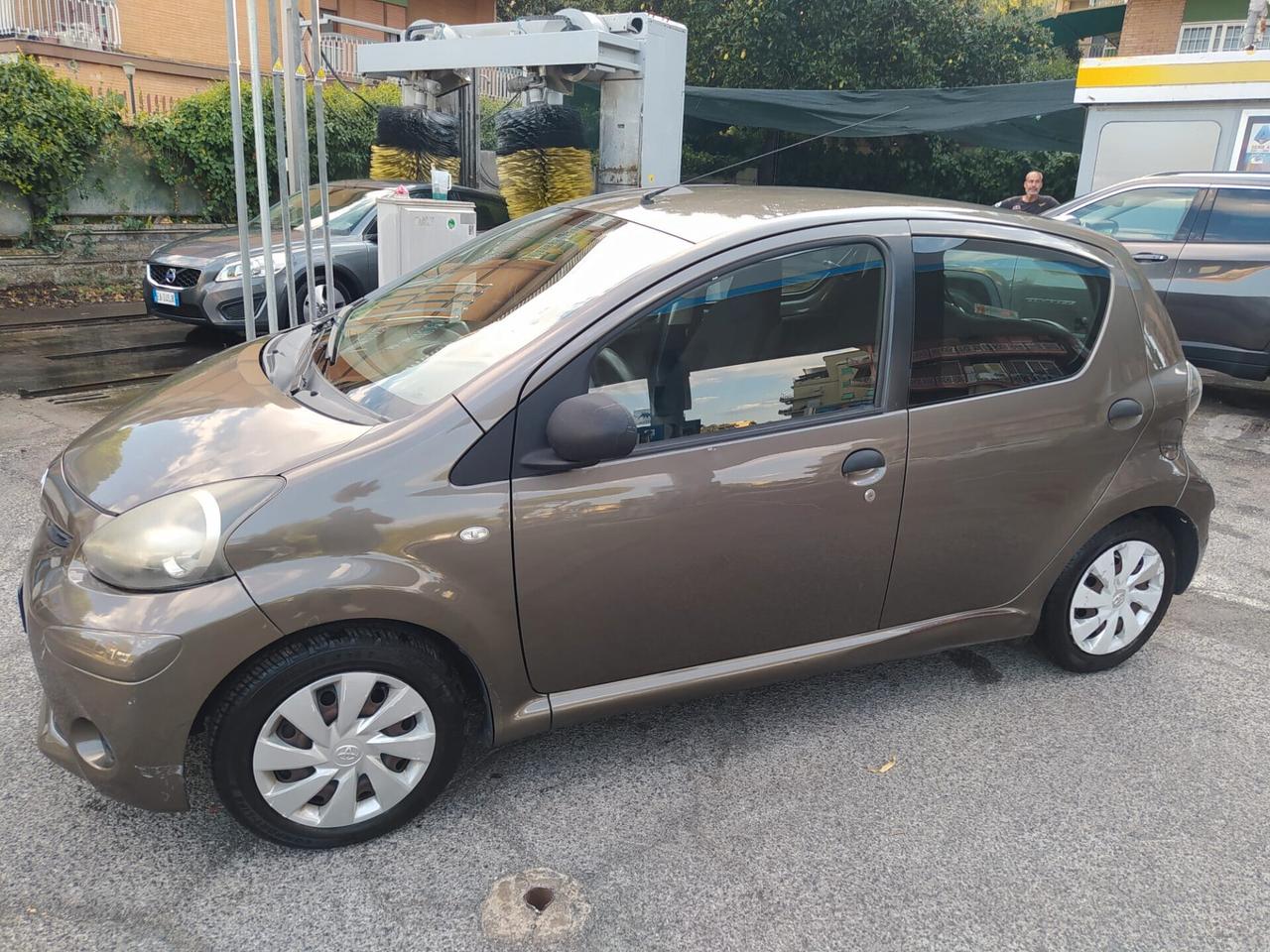 Toyota Aygo 1.0 Active Connect E5 offerta del mese