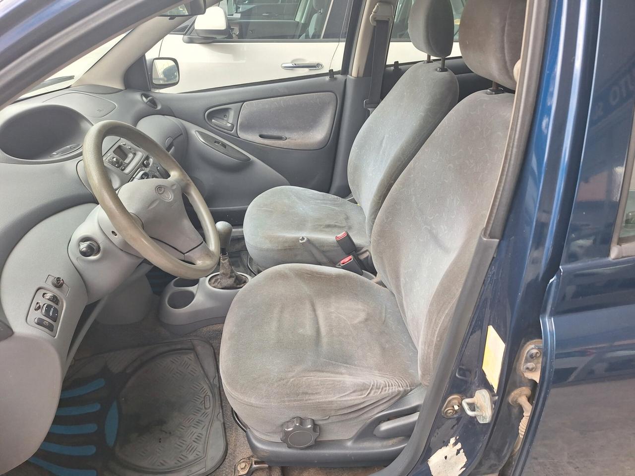 Toyota Yaris 1.0i 16V cat 5 porte Sol