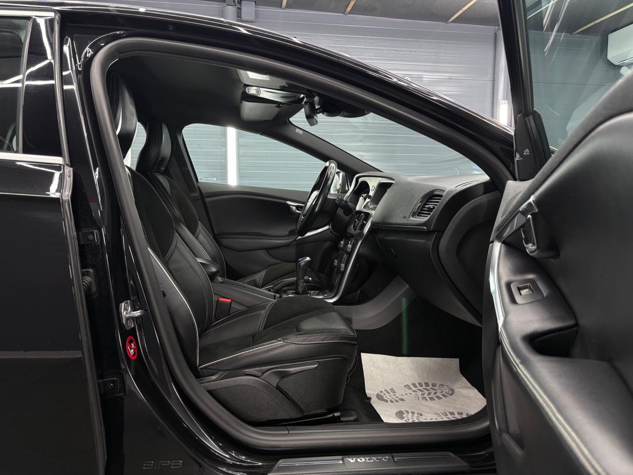 Volvo V40 D4 R-design Momentum